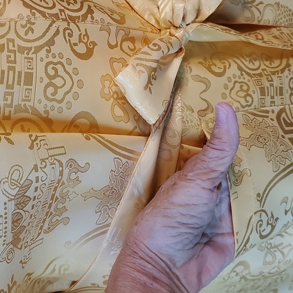 Kimono silky golden color robe. One size. With tie. Shorter sleeve. Asian style - Picture 4 of 8